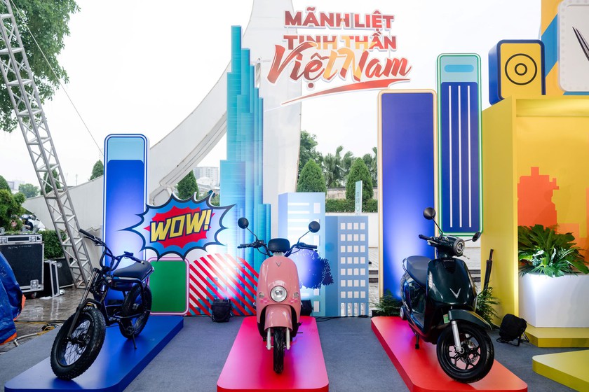 150.000 trạm đổi pin của VinFast: Lời giải để xe máy điện thay thế hoàn toàn xe xăng- Ảnh 1. 150.000 trạm đổi pin của VinFast: Lời giải để xe máy điện thay thế hoàn toàn xe xăng- Ảnh 1.