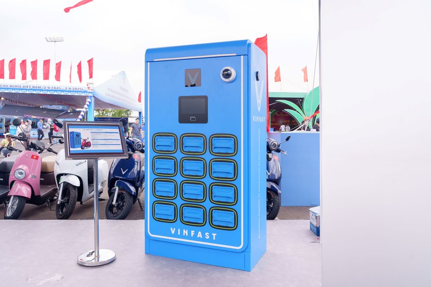 150.000 trạm đổi pin của VinFast: Lời giải để xe máy điện thay thế hoàn toàn xe xăng- Ảnh 2. 150.000 trạm đổi pin của VinFast: Lời giải để xe máy điện thay thế hoàn toàn xe xăng- Ảnh 2.