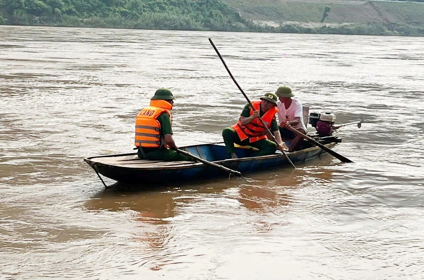 Lào Cai: Khẩn trương tìm kiếm người đàn ông đi đánh cá, rơi xuống sông Hồng mất tích - Ảnh 2.