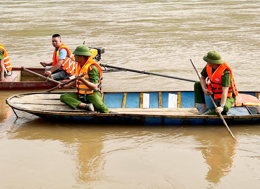 Lào Cai: Khẩn trương tìm kiếm người đàn ông đi đánh cá, rơi xuống sông Hồng mất tích - Ảnh 3.