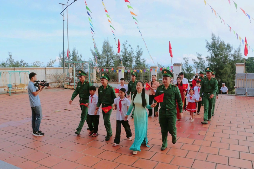 Rộn ràng Lễ khai giảng ở ngôi trường nhỏ chỉ có 11 cô trò nơi biển khơi - Ảnh 7.