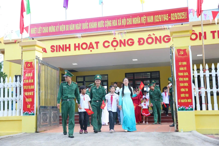 Rộn ràng Lễ khai giảng ở ngôi trường nhỏ chỉ có 11 cô trò nơi biển khơi - Ảnh 8.