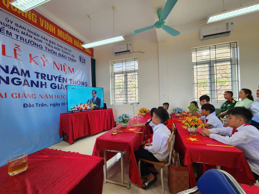 Rộn ràng Lễ khai giảng ở ngôi trường nhỏ chỉ có 11 cô trò nơi biển khơi - Ảnh 1.