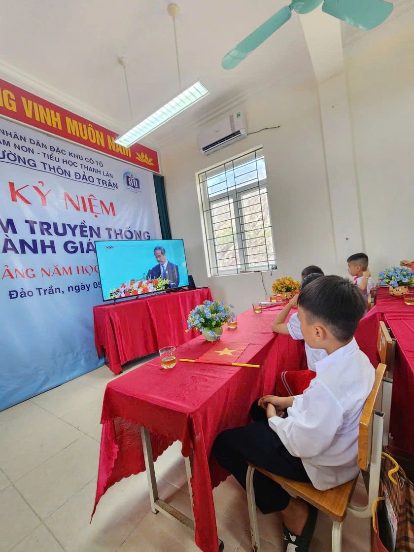 Rộn ràng Lễ khai giảng ở ngôi trường nhỏ chỉ có 11 cô trò nơi biển khơi - Ảnh 2.