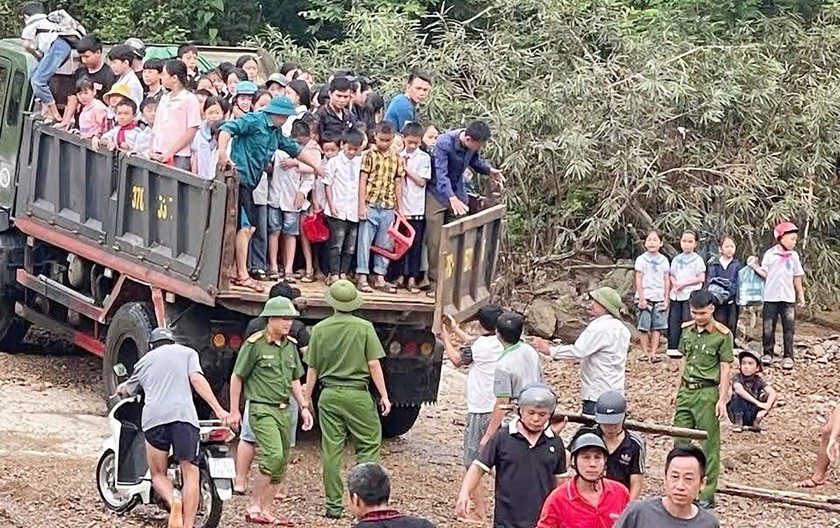 Học sinh miền Tây Nghệ An đi thuyền vượt sóng dữ đến trường khai giảng - Ảnh 5.