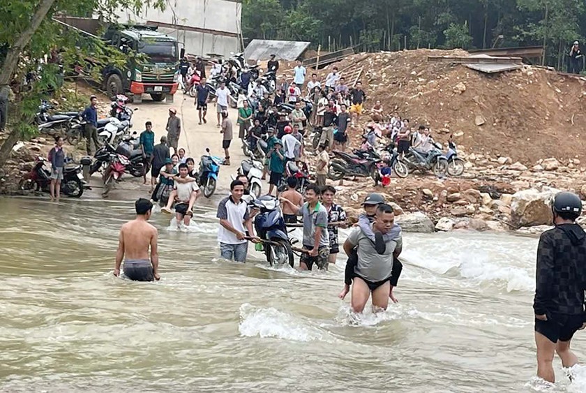 Học sinh miền Tây Nghệ An đi thuyền vượt sóng dữ đến trường khai giảng - Ảnh 4.