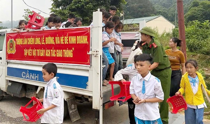 Học sinh miền Tây Nghệ An đi thuyền vượt sóng dữ đến trường khai giảng - Ảnh 6.