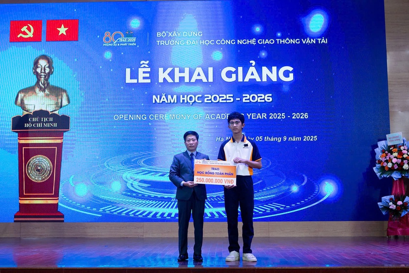 Trao học bổng toàn phần cho sinh viên mất 4 người thân trong vụ lật tàu tại Hạ Long - Ảnh 1.