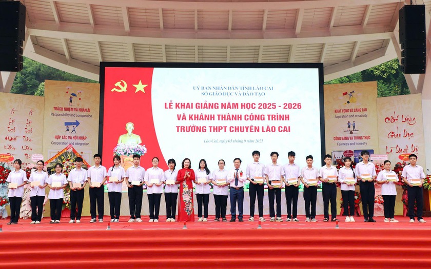Hội Khuyến học tỉnh Lào Cai trao quà cho học sinh có hoàn cảnh khó khăn nhân dịp đầu năm học mới - Ảnh 2.