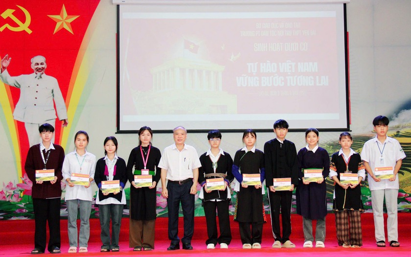 Hội Khuyến học tỉnh Lào Cai trao quà cho học sinh có hoàn cảnh khó khăn nhân dịp đầu năm học mới - Ảnh 3.