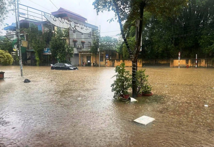 Hoàn lưu bão số 7 gây mưa lớn, ngập nặng ở Lào Cai - Ảnh 3.