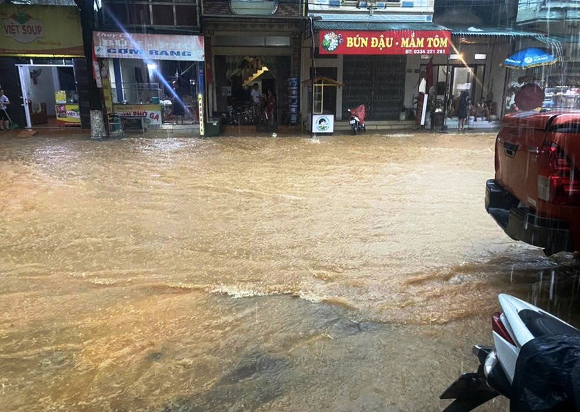 Hoàn lưu bão số 7 gây mưa lớn, ngập nặng ở Lào Cai - Ảnh 4.