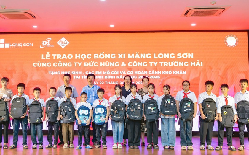 Hội Khuyến học Ninh Bình và các nhà tài trợ trao học bổng cho học sinh nghèo - Ảnh 3.