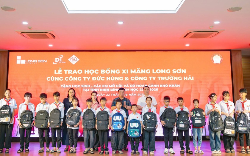 Hội Khuyến học Ninh Bình và các nhà tài trợ trao học bổng cho học sinh nghèo - Ảnh 2.