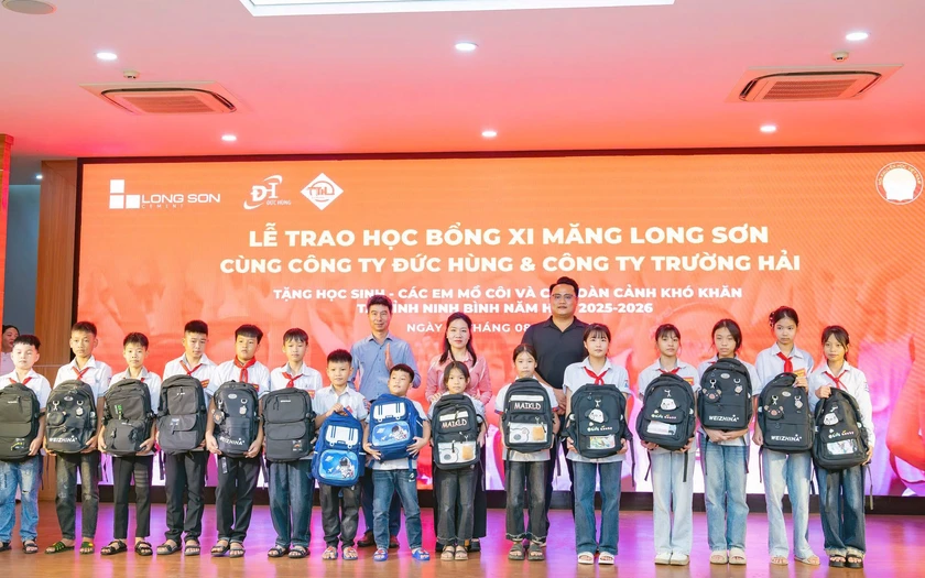 Hội Khuyến học Ninh Bình và các nhà tài trợ trao học bổng cho học sinh nghèo - Ảnh 4.