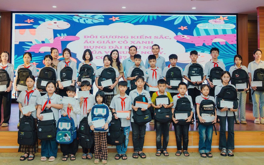 Hội Khuyến học Ninh Bình và các nhà tài trợ trao học bổng cho học sinh nghèo - Ảnh 1.