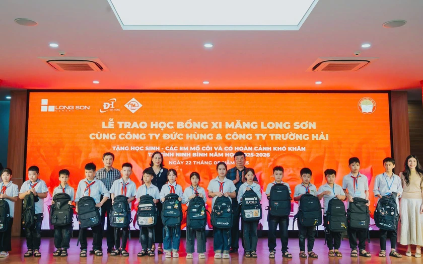 Hội Khuyến học Ninh Bình và các nhà tài trợ trao học bổng cho học sinh nghèo - Ảnh 5.