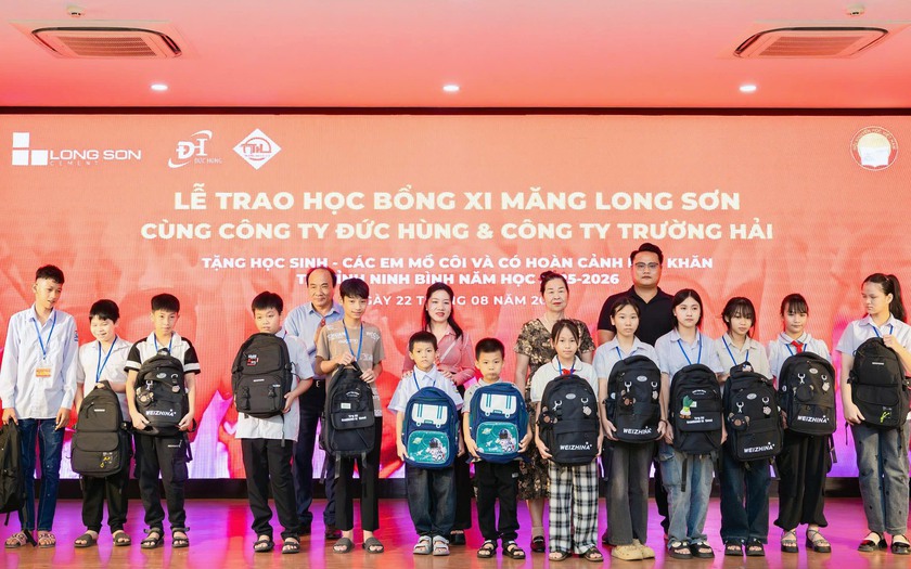 Hội Khuyến học Ninh Bình và các nhà tài trợ trao học bổng cho học sinh nghèo - Ảnh 6.