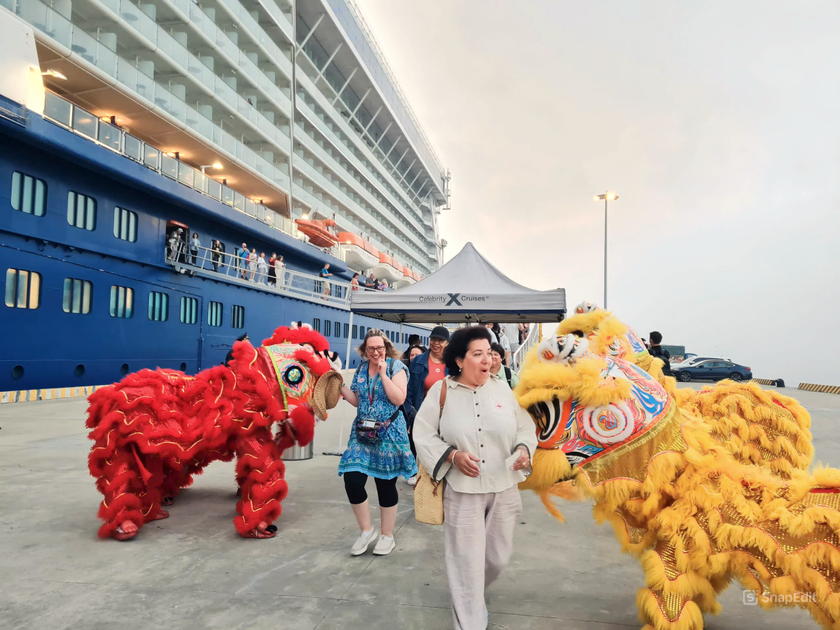 B&iacute; thư Tỉnh ủy Quảng Ninh đ&oacute;n những vị kh&aacute;ch t&agrave;u biển x&ocirc;ng đất đầu năm mới - Ảnh 3.