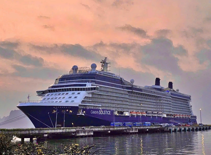 B&iacute; thư Tỉnh ủy Quảng Ninh đ&oacute;n những vị kh&aacute;ch t&agrave;u biển x&ocirc;ng đất đầu năm mới - Ảnh 1.