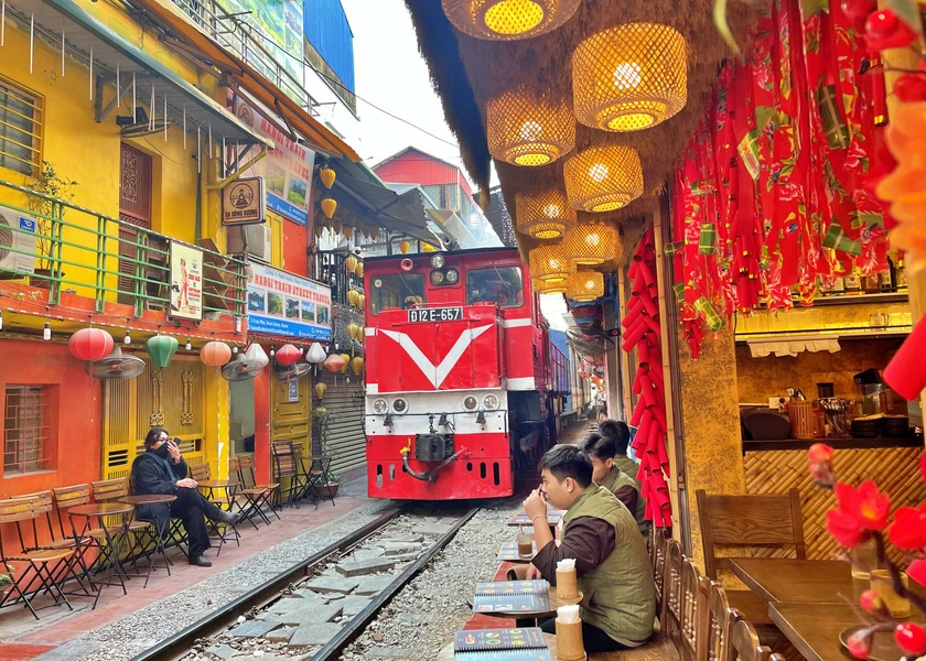 H&agrave; Nội sẽ giảm t&agrave;u kh&aacute;ch, dừng t&agrave;u h&agrave;ng qua phố c&agrave; ph&ecirc; đường t&agrave;u- Ảnh 1.
