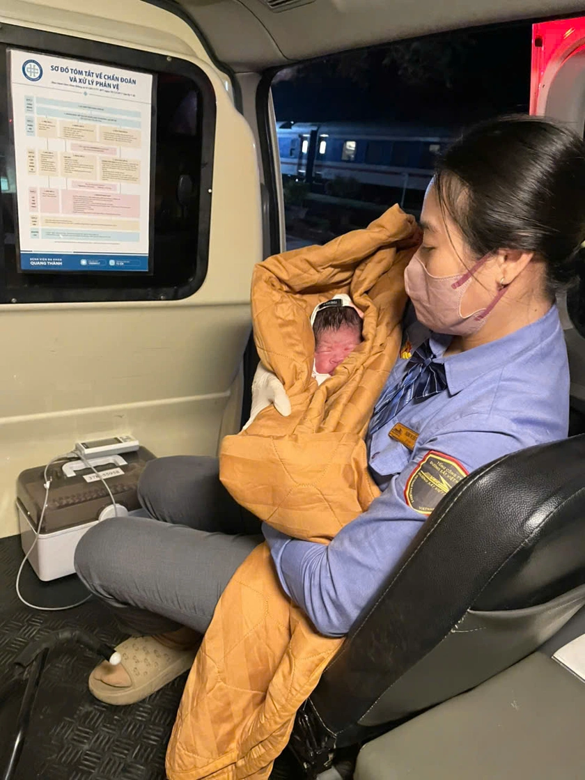 Ca sinh đặc biệt trên tàu SE4: Tổ phục vụ thành ê kíp đỡ đẻ - Ảnh 1.