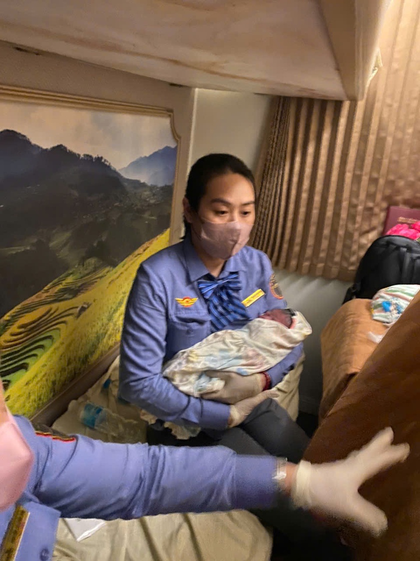 Ca sinh đặc biệt trên tàu SE4: Tổ phục vụ thành ê kíp đỡ đẻ - Ảnh 2.