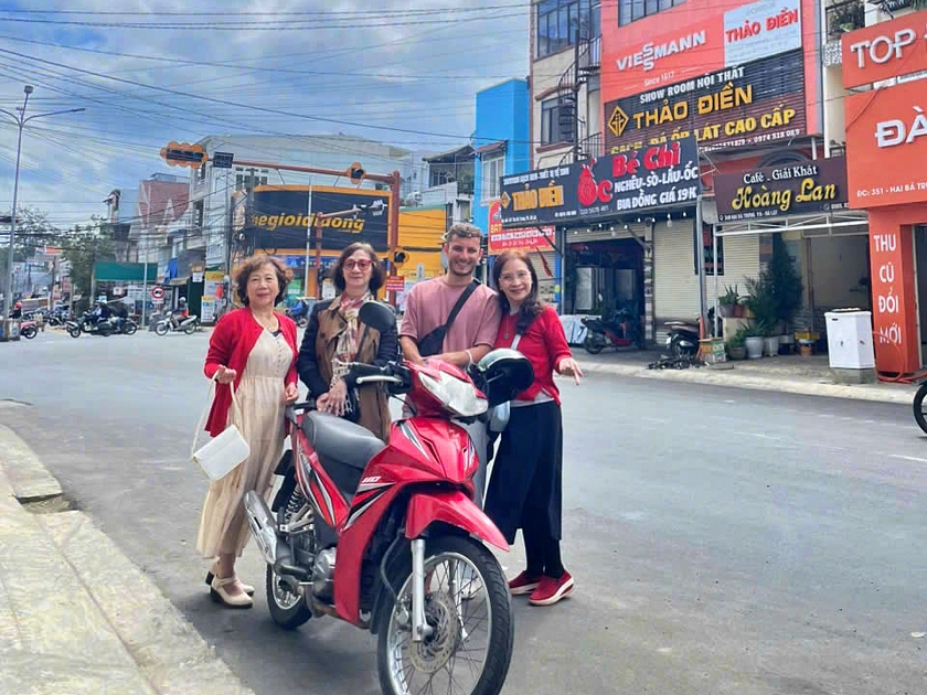 Khúc giao mùa Đà Lạt "săn" hoa mai anh đào nở sớm - Ảnh 2.