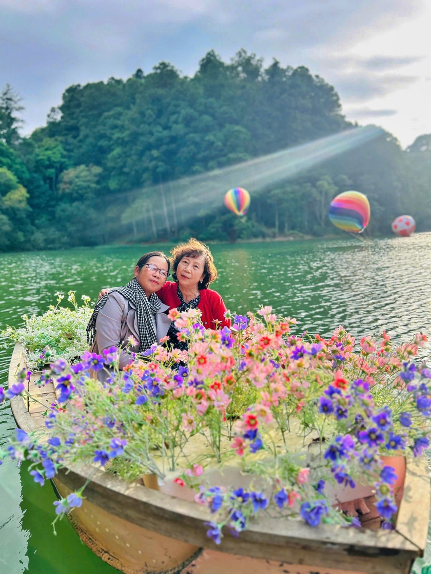 Khúc giao mùa Đà Lạt "săn" hoa mai anh đào nở sớm - Ảnh 7.