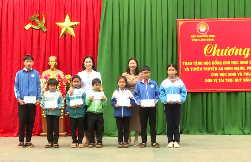 Trao 110 suất học bổng kết hợp tuy&ecirc;n truyền an ninh mạng cho học sinh ph&iacute;a T&acirc;y L&acirc;m Đồng - Ảnh 1.