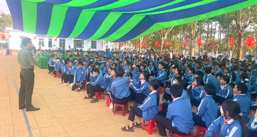 Trao 110 suất học bổng kết hợp tuy&ecirc;n truyền an ninh mạng cho học sinh ph&iacute;a T&acirc;y L&acirc;m Đồng - Ảnh 2.