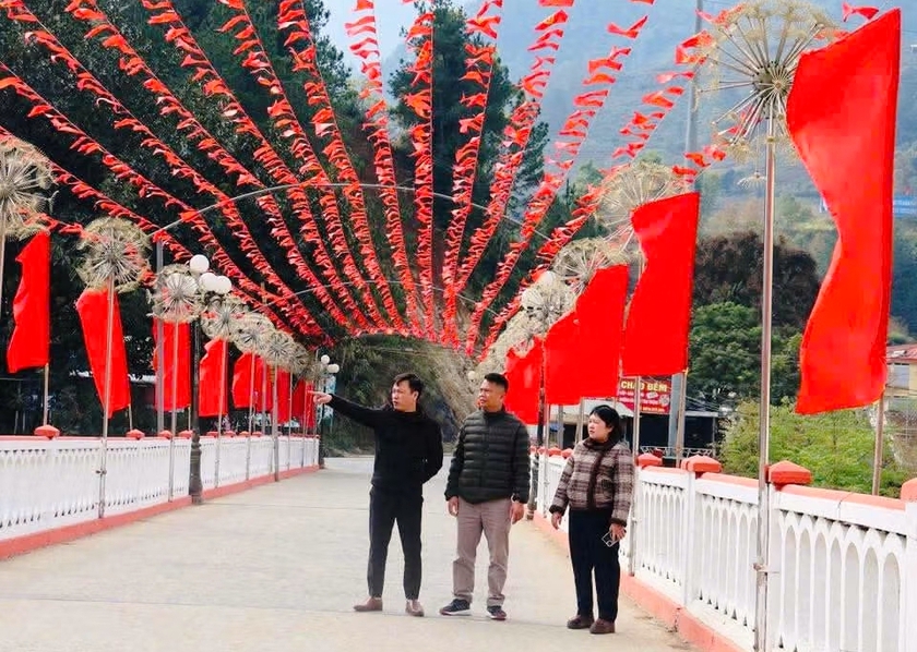 L&agrave;o Cai rực rỡ cờ hoa ch&agrave;o mừng Đại hội Đảng to&agrave;n quốc lần thứ XIV - Ảnh 4.