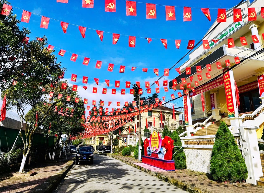 L&agrave;o Cai rực rỡ cờ hoa ch&agrave;o mừng Đại hội Đảng to&agrave;n quốc lần thứ XIV - Ảnh 10.