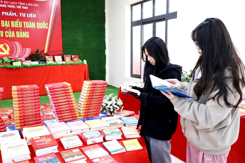 L&agrave;o Cai trưng b&agrave;y hơn 300 ấn phẩm, tư liệu qu&yacute; ch&agrave;o mừng Đại hội đại biểu to&agrave;n quốc lần thứ XIV của Đảng - Ảnh 9.