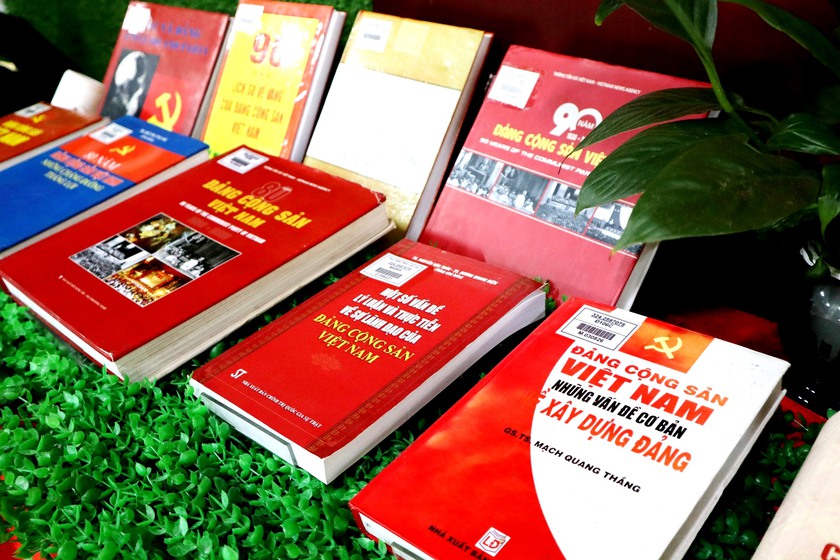 L&agrave;o Cai trưng b&agrave;y hơn 300 ấn phẩm, tư liệu qu&yacute; ch&agrave;o mừng Đại hội đại biểu to&agrave;n quốc lần thứ XIV của Đảng - Ảnh 8.