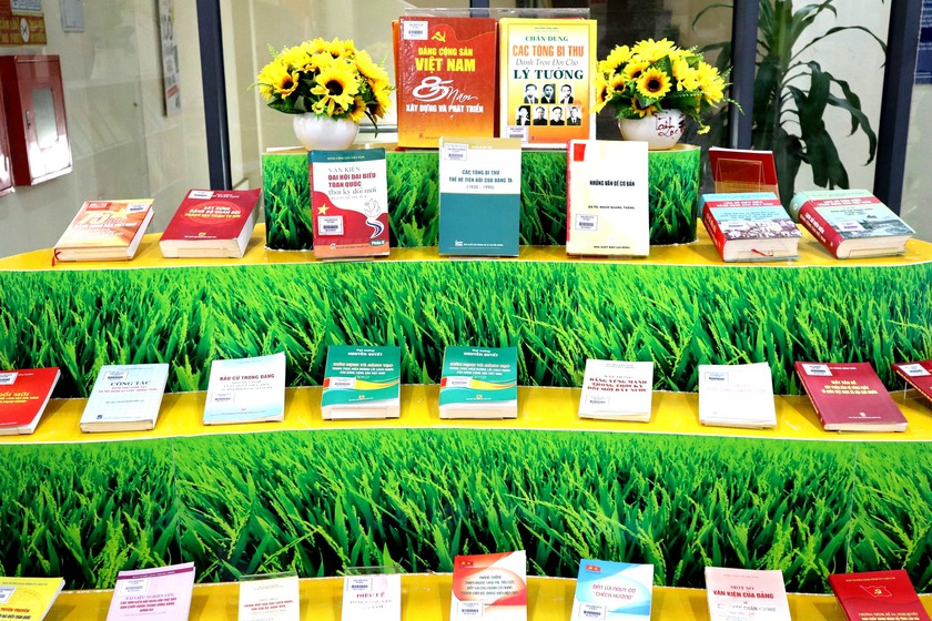 L&agrave;o Cai trưng b&agrave;y hơn 300 ấn phẩm, tư liệu qu&yacute; ch&agrave;o mừng Đại hội đại biểu to&agrave;n quốc lần thứ XIV của Đảng - Ảnh 11.