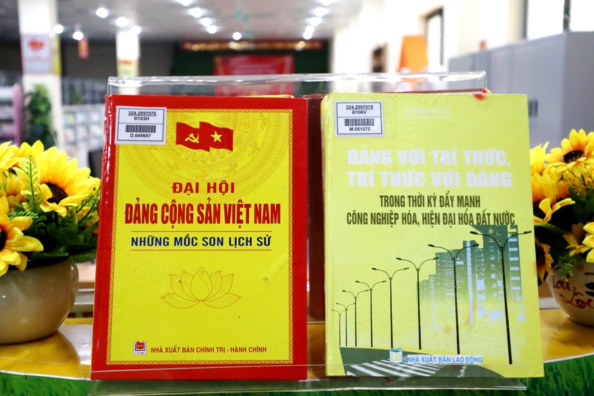 L&agrave;o Cai trưng b&agrave;y hơn 300 ấn phẩm, tư liệu qu&yacute; ch&agrave;o mừng Đại hội đại biểu to&agrave;n quốc lần thứ XIV của Đảng - Ảnh 6.
