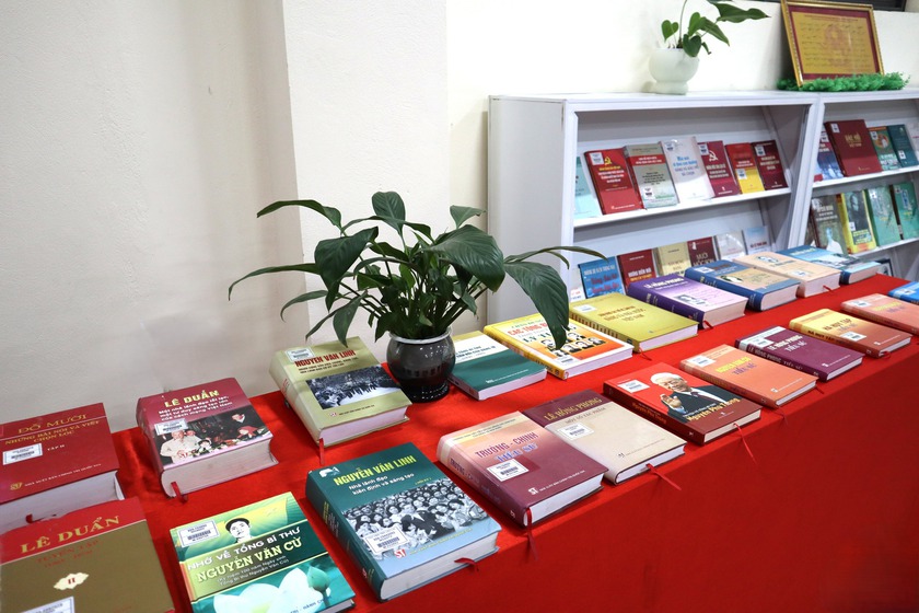 L&agrave;o Cai trưng b&agrave;y hơn 300 ấn phẩm, tư liệu qu&yacute; ch&agrave;o mừng Đại hội đại biểu to&agrave;n quốc lần thứ XIV của Đảng - Ảnh 7.