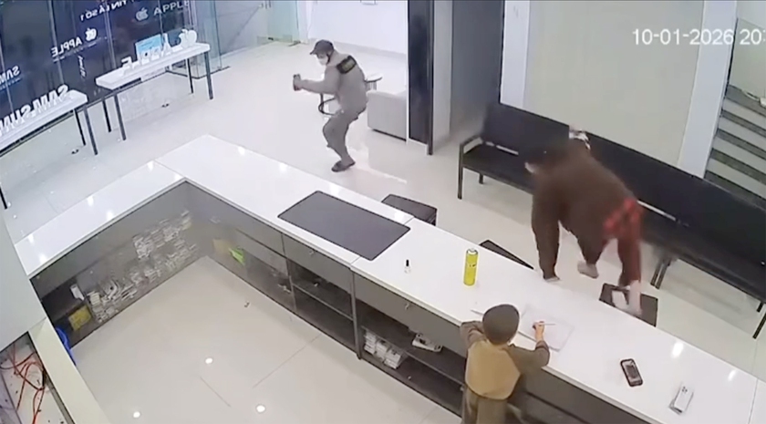 Giả vờ v&agrave;o mua điện thoại, người đ&agrave;n &ocirc;ng ra tay cướp t&agrave;i sản bỏ trốn - Ảnh 2.