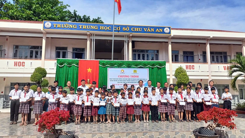 Tiếp tục kiện to&agrave;n c&ocirc;ng t&aacute;c tổ chức Hội khuyến học, trao học bổng cho học sinh kh&oacute; khăn - Ảnh 1.