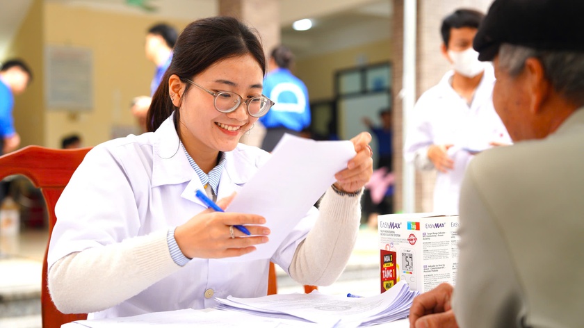 Học viện Y - Dược học cổ truyền Việt Nam kh&aacute;m bệnh, cấp ph&aacute;t thuốc miễn ph&iacute; cho hơn 2.500 người tại H&agrave; Nội- Ảnh 1.