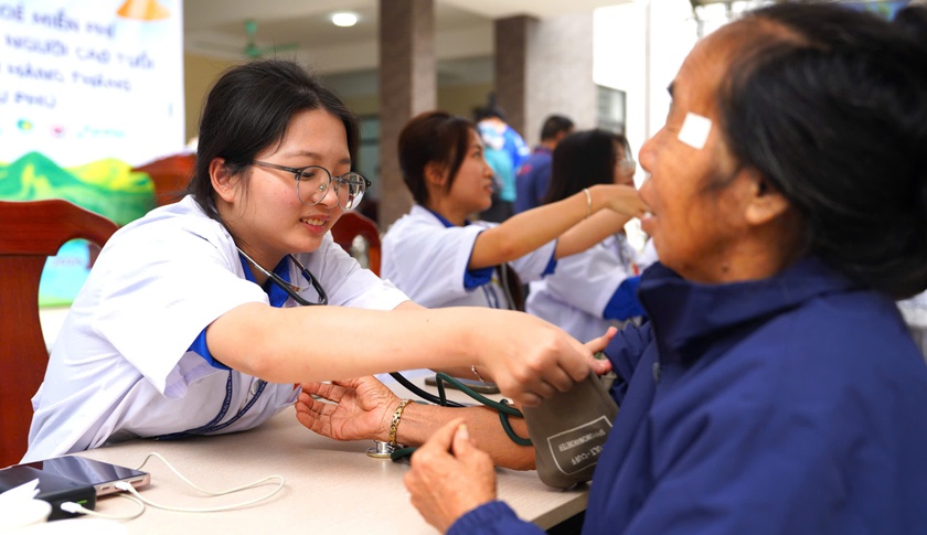 Học viện Y - Dược học cổ truyền Việt Nam kh&aacute;m bệnh, cấp ph&aacute;t thuốc miễn ph&iacute; cho hơn 2.500 người tại H&agrave; Nội- Ảnh 3.