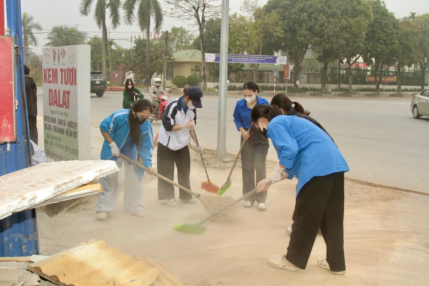 Tuổi trẻ Đại học Th&aacute;i Nguy&ecirc;n ra qu&acirc;n vệ sinh m&ocirc;i trường, chỉnh trang đ&ocirc; thị - Ảnh 3.