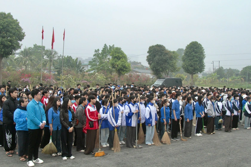 Tuổi trẻ Đại học Th&aacute;i Nguy&ecirc;n ra qu&acirc;n vệ sinh m&ocirc;i trường, chỉnh trang đ&ocirc; thị - Ảnh 1.