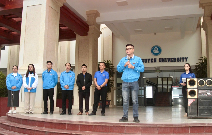 Tuổi trẻ Đại học Th&aacute;i Nguy&ecirc;n ra qu&acirc;n vệ sinh m&ocirc;i trường, chỉnh trang đ&ocirc; thị - Ảnh 2.