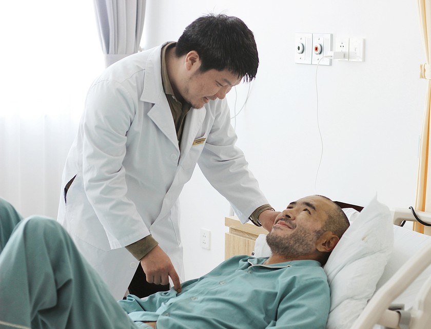 Đại phẫu trong đ&ecirc;m cứu sống du kh&aacute;ch nước ngo&agrave;i bị chấn thương sọ n&atilde;o nặng tại Ph&uacute; Quốc - Ảnh 1.