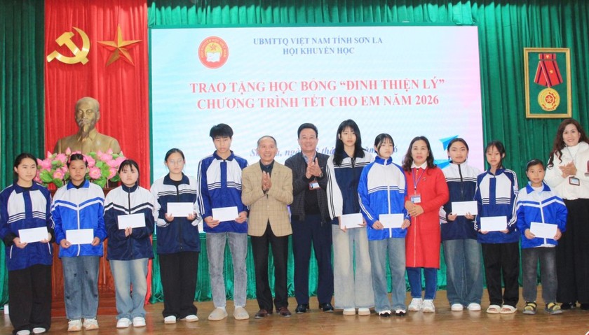 Hội Khuyến học tỉnh Sơn La trao 100 suất học bổng "Tết cho em" nhân dịp Tết Nguyên đán Bính Ngọ 2026 - Ảnh 1.