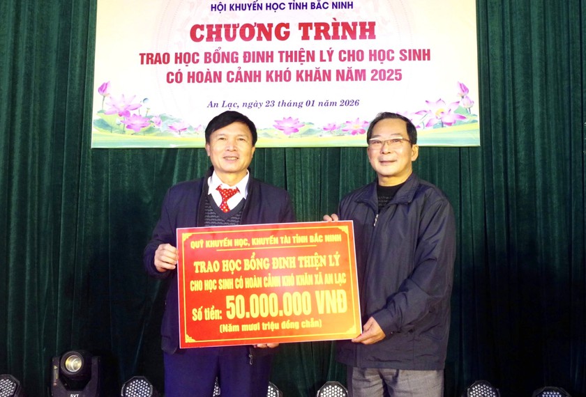 Hội Khuyến học tỉnh Bắc Ninh trao 50 suất học bổng Đinh Thiện L&yacute;, chắp c&aacute;nh ước mơ học sinh ngh&egrave;o - Ảnh 1.