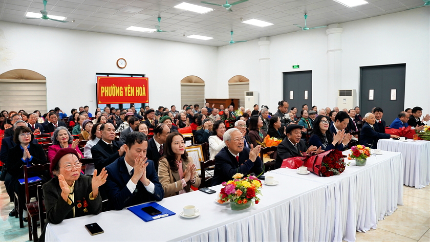 Đảng ủy phường Y&ecirc;n H&ograve;a trao Huy hiệu Đảng đợt 03/02/2026 - Ảnh 10.