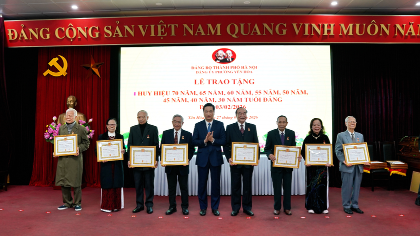 Đảng ủy phường Y&ecirc;n H&ograve;a trao Huy hiệu Đảng đợt 03/02/2026 - Ảnh 7.